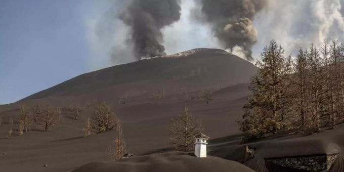 Ein Haus ist mit der Asche des Vulkans in Las Manchas auf der Kanareninsel La Palma bedeckt. La Palma, Asche