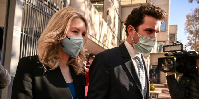 Elizabeth Holmes und ihr Freund Billy Evans vor dem Gerichtsgebäude Elizabeth Holmes und ihr Freund Billy Evans vor dem Gerichtsgebäude