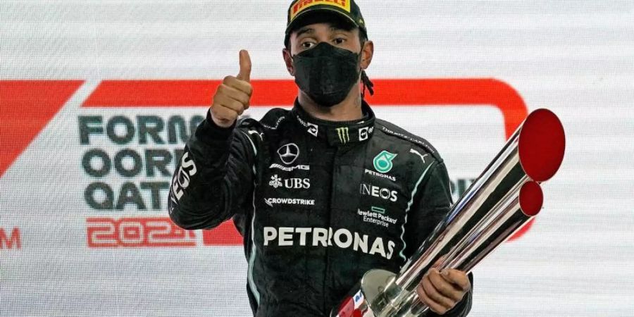 Durfte sich in Katar feiern lassen: WM-Titelverteidiger Lewis Hamilton. Foto: Hasan Bratic/dpa