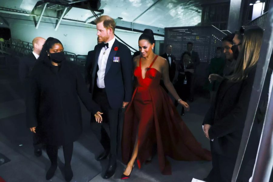 Meghan strahlt in ihrer roten Robe.