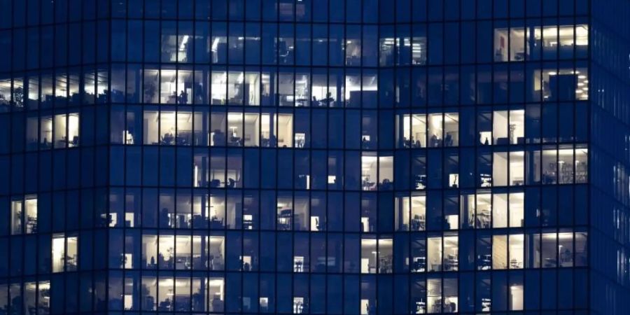 Mehrere Fenster im Prime Tower Bürogebäude sind In Europa setzen bisher nur einige Staaten auf strenge 2G- oder 3G-Vorgaben. (Archivbild). Foto: Gaetan Bally/KEYSTONE/dpa