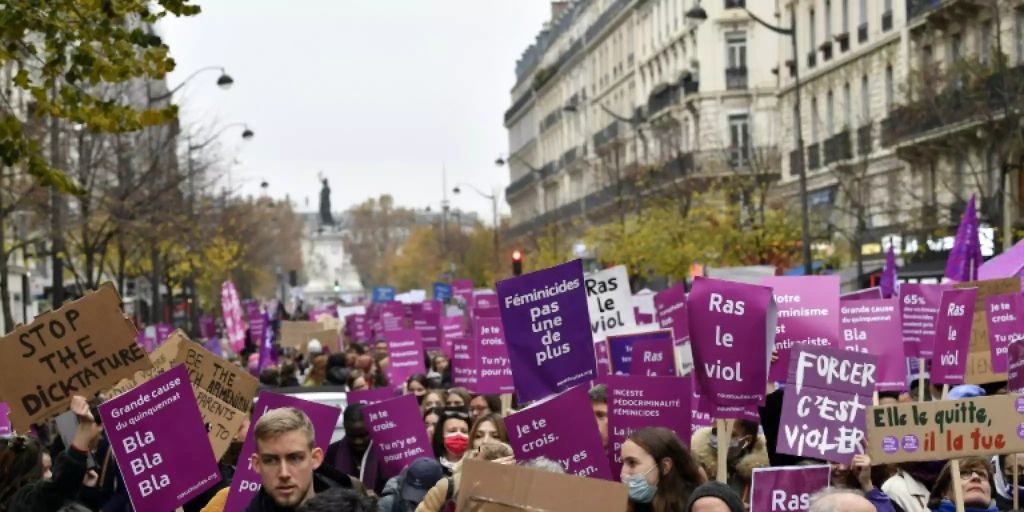 Tausende Franzosen Demonstrieren In Paris Gegen Gewalt An Frauen