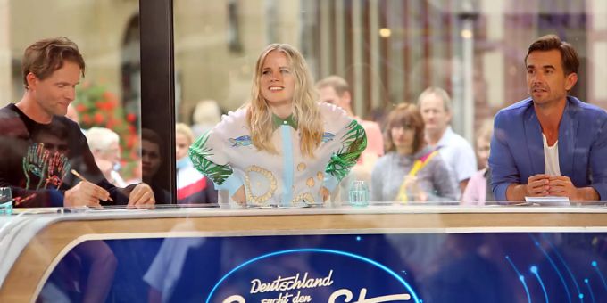 ARCHIV - Toby Gad, Musikproduzent (l-r), Ilse DeLange, Sängerin, und Schlagerstar Florian Silbereisen, die neue Jury der RTL-Castingshow «Deutschland sucht den Superstar» (DSDS), sitzt bei der Aufzeichnung der Castings in einem Glaskasten mitten auf dem Marktplatz von Wernigerode im Harz, während hunderte Fans der bekannten RTL-Castingshow draussen um den Kubus herum stehen, um zuzuschauen. Foto: Matthias Bein/dpa-Zentralbild/dpa ARCHIV - Toby Gad, Musikproduzent (l-r), Ilse DeLange, Sängerin, und Schlagerstar Florian Silbereisen, die neue Jury der RTL-Castingshow «Deutschland sucht den Superstar» (DSDS), sitzt bei der Aufzeichnung der Castings in einem Glaskasten mitten auf dem Marktplatz von Wernigerode im Harz, während hunderte Fans der bekannten RTL-Castingshow draussen um den Kubus herum stehen, um zuzuschauen. Foto: Matthias Bein/dpa-Zentralbild/dpa