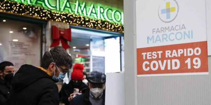 Menschen in Rom warten vor einer Apotheke auf einen Corona-Test. Foto: Cecilia Fabiano/LaPresse/ZUMA/dpa Menschen in Rom warten vor einer Apotheke auf einen Corona-Test. Foto: Cecilia Fabiano/LaPresse/ZUMA/dpa
