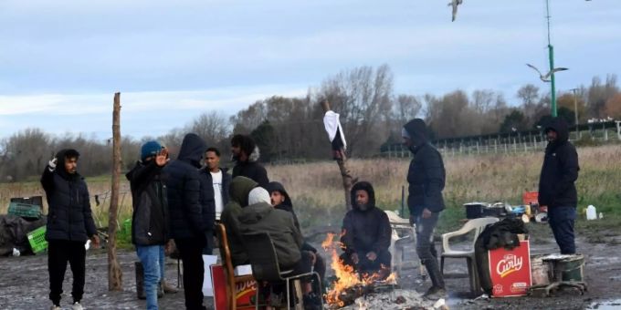 Migranten in einem Lager bei Calais Migranten in einem Lager bei Calais