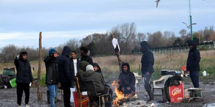 Migranten in einem Lager bei Calais