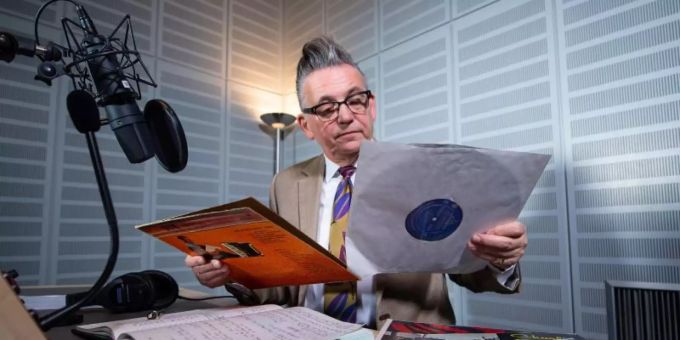 Götz Alsmann mit Platten im Tonstudio. Foto: Guido Kirchner/dpa Götz Alsmann mit Platten im Tonstudio. Foto: Guido Kirchner/dpa
