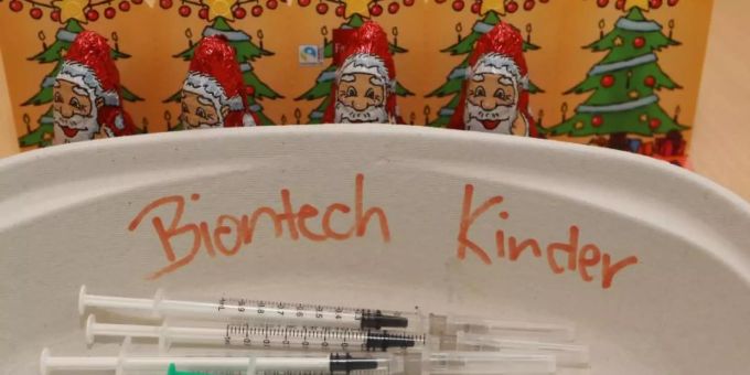 Aufgezogene Spritzen mit dem Kinder-Impfstoff von Biontech. Foto: Matthias Bein/dpa-Zentralbild/dpa Aufgezogene Spritzen mit dem Kinder-Impfstoff von Biontech. Foto: Matthias Bein/dpa-Zentralbild/dpa