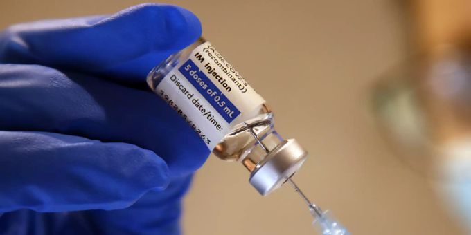 In der Schweiz waren zuletzt 63 Prozent der Menschen vollständig gegen das Coronavirus geimpft. 65,7 Prozent erhielten mindestens eine Dosis. (Archivbild) In der Schweiz waren zuletzt 63 Prozent der Menschen vollständig gegen das Coronavirus geimpft. 65,7 Prozent erhielten mindestens eine Dosis. (Archivbild)
