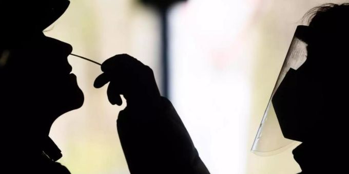 Eine Frau wird in einem Testzentrum in Hannover auf das Coronavirus getestet. Foto: Julian Stratenschulte/dpa Eine Frau wird in einem Testzentrum in Hannover auf das Coronavirus getestet. Foto: Julian Stratenschulte/dpa