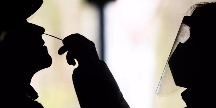 Eine Frau wird in einem Testzentrum in Hannover auf das Coronavirus getestet. Foto: Julian Stratenschulte/dpa