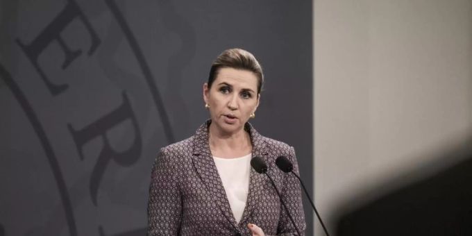Mette Frederiksen, Ministerpräsidentin von Dänemark, hält die Wiedereinführung des sogenannten Corona-Passes für notwendig. Foto: Olafur Steinar Gestsson/Ritzau Scanpix/AP/dpa Mette Frederiksen, Ministerpräsidentin von Dänemark, hält die Wiedereinführung des sogenannten Corona-Passes für notwendig. Foto: Olafur Steinar Gestsson/Ritzau Scanpix/AP/dpa