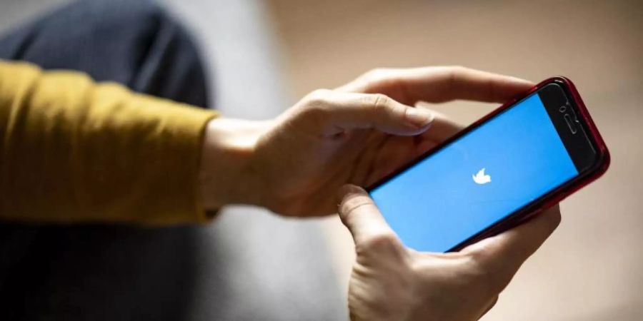 Twitter auf dem Smartphone. Foto: Fabian Sommer/dpa
