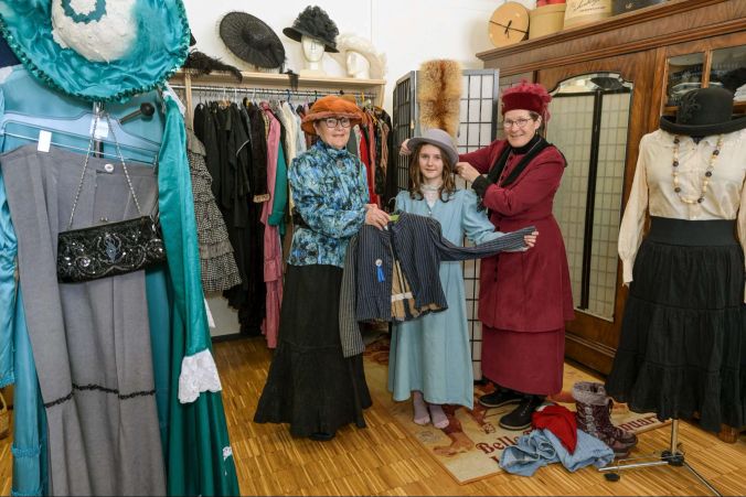 Golli Elsbeth Gurtner und Gugi Doris Wandfluh kleiden Angelika im Stil der Zeit ein.