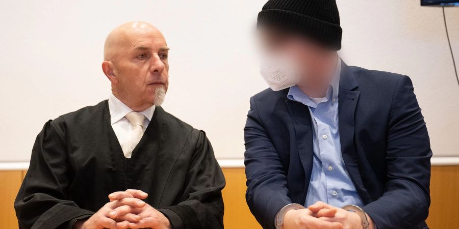 Der Angeklagte (r) vor Prozessbeginn im Landgericht Fulda neben seinem Verteidiger.