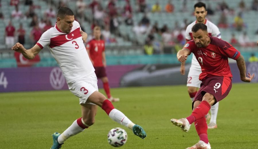 Der türkische Nationalspieler Merih Demiral hilft den Erdbeben-Opfer in der Türkei.