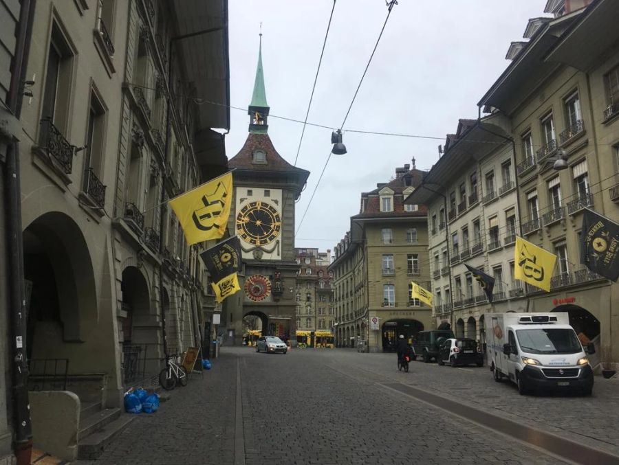 Die Stadt Bern im YB-Look. Hier die Fahnen vor dem Zytglogge.