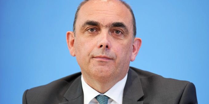 Lars Schaade hat ab morgen kommissarisch das Amt des Präsidenten des Robert Koch-Instituts (RKI) inne. Lars Schaade hat ab morgen kommissarisch das Amt des Präsidenten des Robert Koch-Instituts (RKI) inne.
