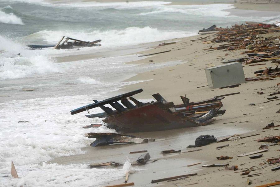 Das Wrack des Bootes, welches rund 250 Personen transportiert haben soll.