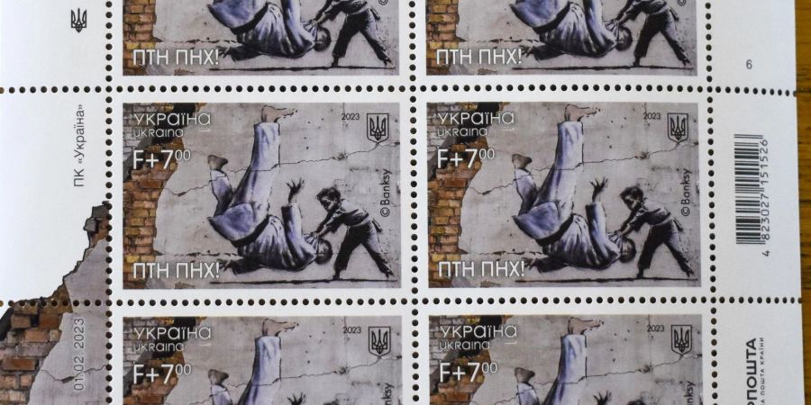 Ukrainische Briefmarken mit einem Wandgemälde des Graffiti-Künstlers Banksy.