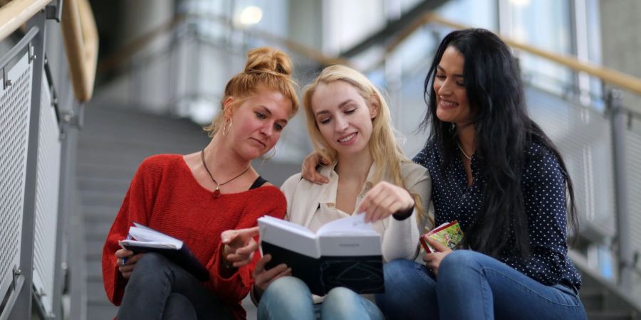 Im Nebenjob verdienen Studentinnen durchschnittlich etwas besser als männliche Hochschüler. Ihre Gehaltserwartungen nach der Uni liegen dennoch niedriger.