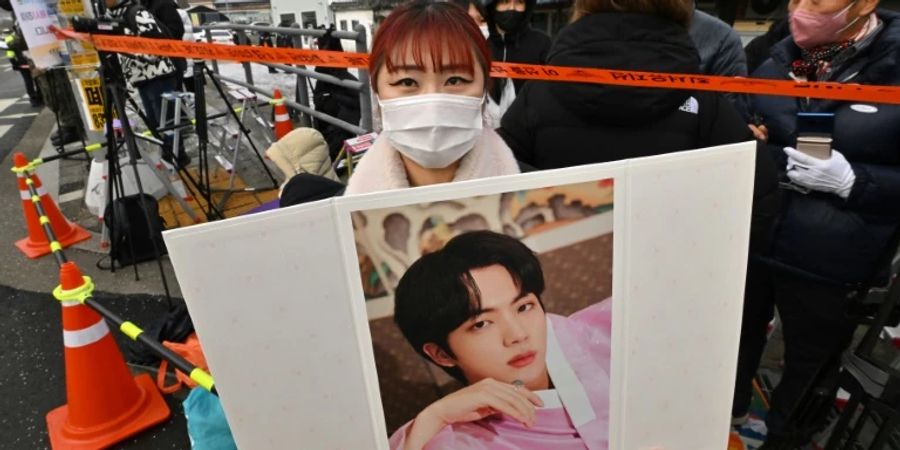 Fan mit Foto von BTS-Mitglied Jin