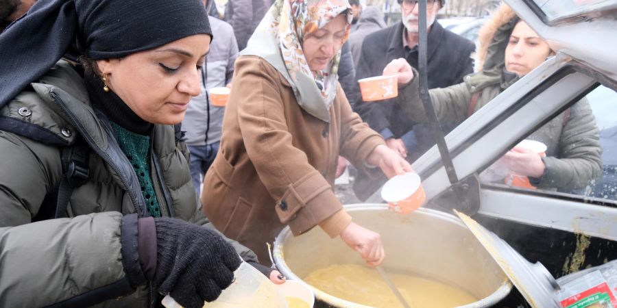 People receive free meals after a major earthquake in Diyarbakir