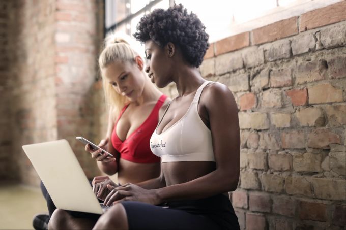 Schalten Sie Ihr Handy auf lautlos oder verzichten Sie ganz auf dessen Nutzung. Fitnessstudio