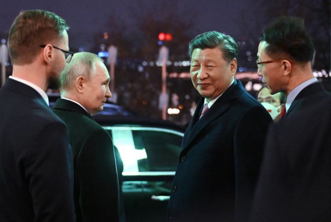 Der chinesische Präsident Xi Jinping und Kreml-Chef Wladimir Putin verlassen den Moskauer Kreml. xi putin