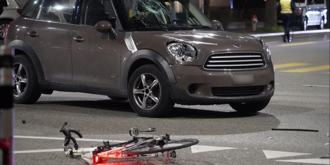In Zürich - Velofahrer bei Kollision mit Auto schwer verletzt