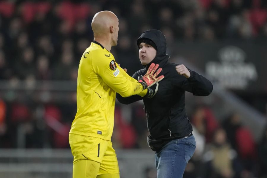 Sevilla-Goalie Marko Dmitrovic wird beim Europa-League-Spiel beim PSV Eindhoven von einem Flitzer attackiert.