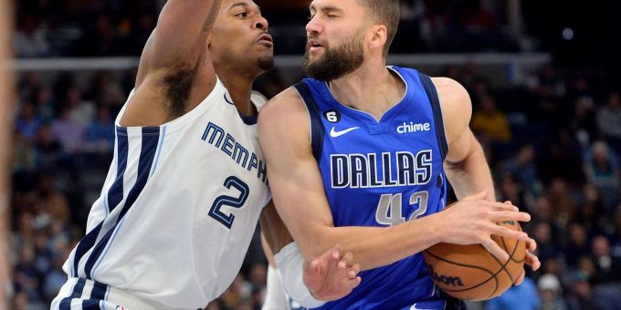 Dallas Mavericks-Stürmer Maxi Kleber (42) in Aktion gegen Memphis Grizzlies-Stürmer Xavier Tillman (2). Dallas Mavericks-Stürmer Maxi Kleber (42) in Aktion gegen Memphis Grizzlies-Stürmer Xavier Tillman (2).