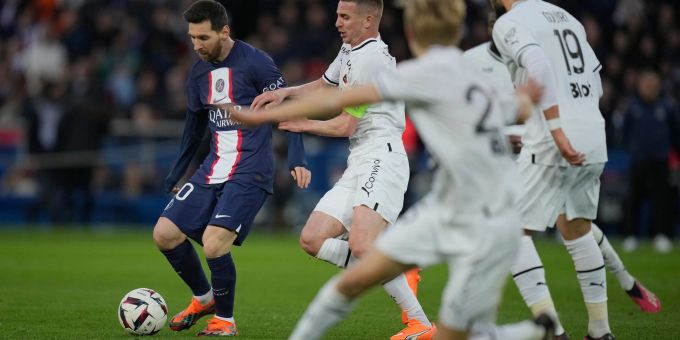 Weltmeister Lionel Messi (l) musste sich mit PSG erneut Stade Rennes geschlagen geben. Weltmeister Lionel Messi (l) musste sich mit PSG erneut Stade Rennes geschlagen geben.