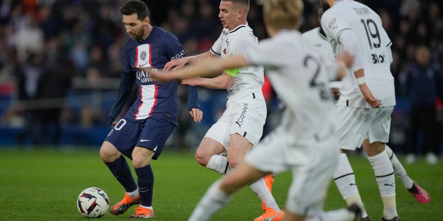 Weltmeister Lionel Messi (l) musste sich mit PSG erneut Stade Rennes geschlagen geben.