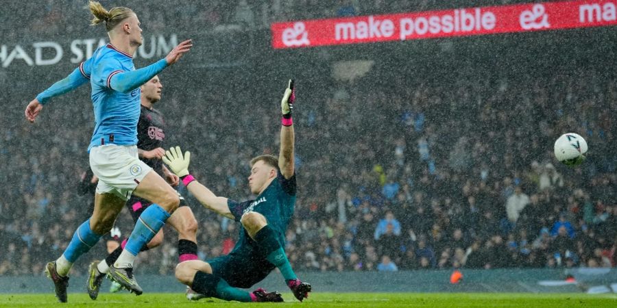 Manchester Citys Erling Haaland (l) trifft zum zwischenzeitlichen 2:0.