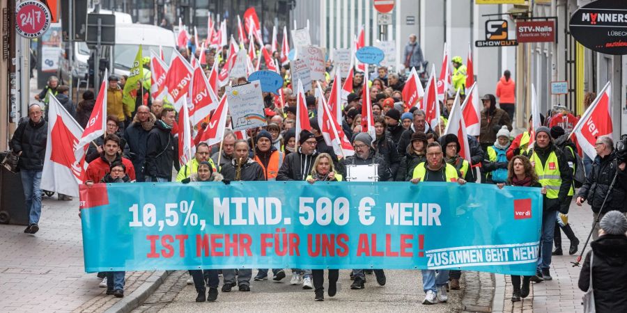 In der aktuellen Tarifrunde fordern die Dienstleistungsgewerkschaft Verdi und der Beamtenbund eine Einkommenssteigerung von 10,5 Prozent.