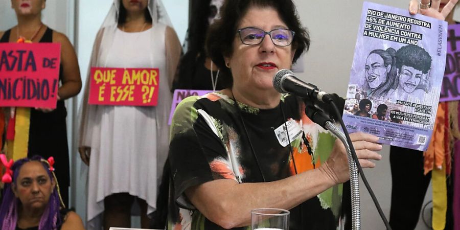 Silvia Ramos, Vorsitzende des Gewaltmonitors in Brasilien, spricht auf einer Pressekonferenz über die steigende Zahl der Frauenmorde im südamerikanischen Land. Foto: Tania Regio/Agencia Brazil/dpa - ACHTUNG: Nur zur redaktionellen Verwendung und nur mit vollständiger Nennung des vorstehenden Credits