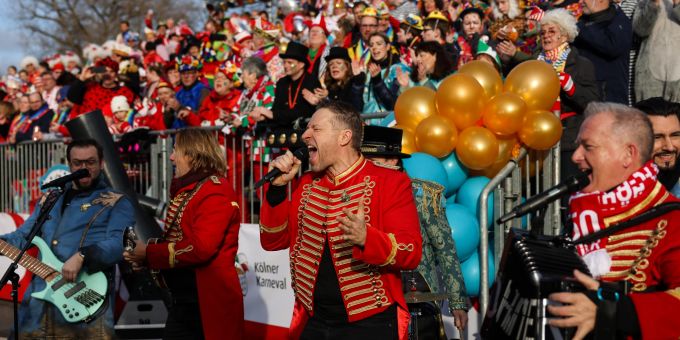 Die Musikgruppe «Höhner» tritt vor einer mit Karnevalisten gefüllten Tribüne auf. In Köln findet der erste Rosenmontagszug seit drei Jahren statt, 2021 und 2022 waren die Züge wegen Corona ausgefallen. 2022 gab es in Köln stattdessen eine Demonstration gegen den Angriffskrieg Russlands auf die Ukraine. (Foto: Oliver Berg/dpa +++ dpa-Bildfunk +++) karneval