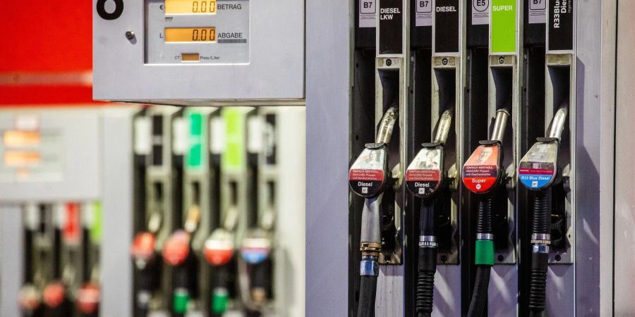 Zapfsäulen an einer Tankstelle: Die Spritpreise sind wieder nach oben gegangen.
