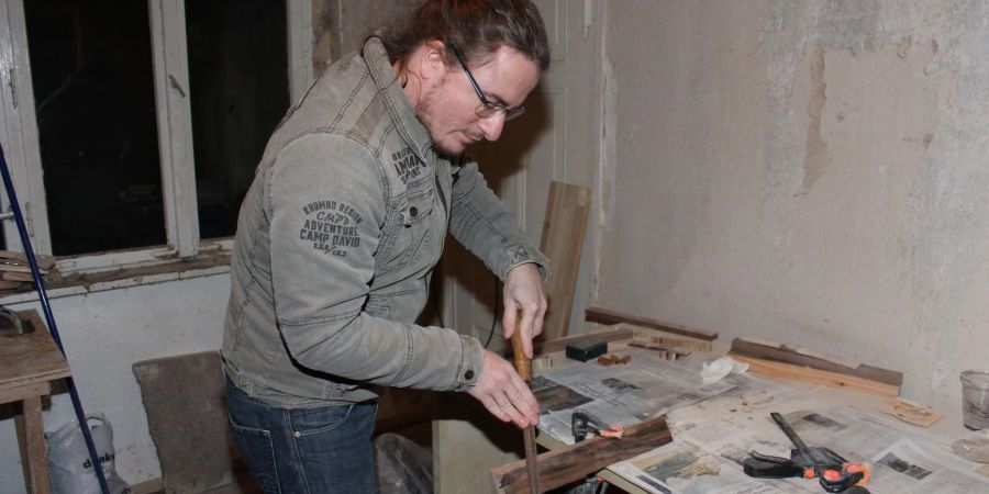 Marco Wichert arbeitet in seinem «Zander Holzstudio» am liebsten mit den alten Feilen seines Grossvaters. In der alten Werkstatt, in der schon sein Urgrossvater gearbeitet hat, stellt er Servier- und Schneidebretter in traditioneller Handarbeit her.