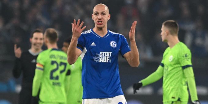 Michael Frey jubelt wenige Minuten vor Schluss über das vermeintliche Siegtor. Wegen einer Offsideposition zählt der Treffer aber nicht. Michael Frey Schalke