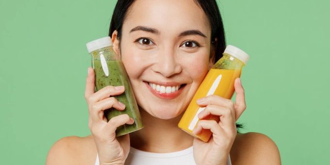 Saftkuren erfreuen sich zunehmender Beliebtheit. Frau mit Juices