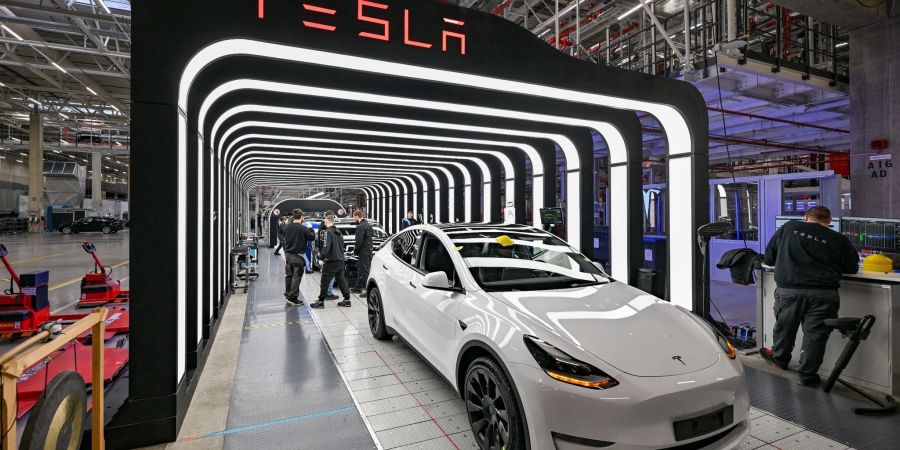 Mitarbeiter der Tesla Gigafactory Berlin Brandenburg arbeiten an der Endkontrolle der fertigen Elektrofahrzeuge vom Typ Model Y.