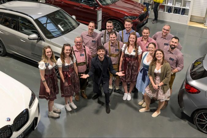 Luca Hänni mit dem Team von Auto Marti AG Thun.