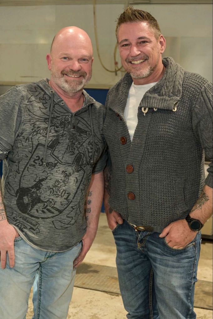 Rudolf Sahli (r/Sporting Lackiererei & Carrosserie) und Sven Jaussi (l/ Overland Garage, Gwatt).