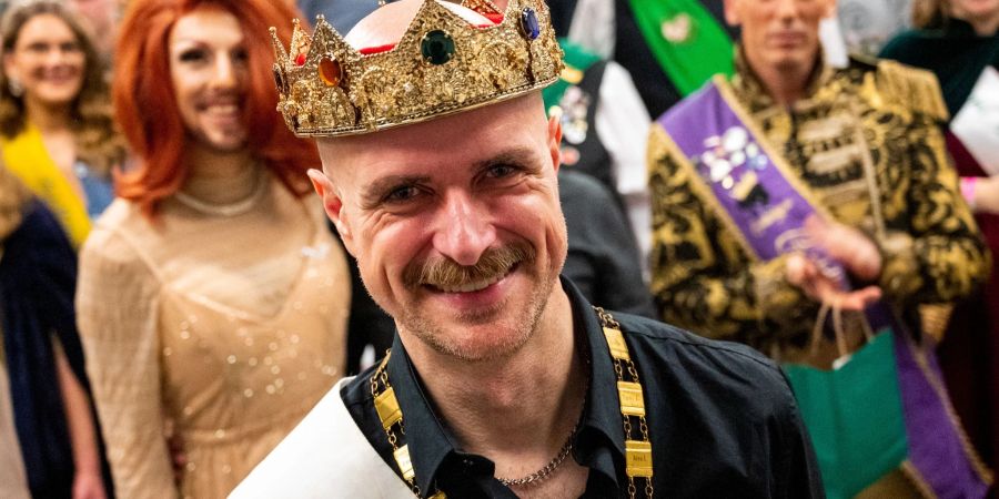 Alexander Tesmer, neuer schwuler Lüneburger Heidekönig, lächelt bei der 18. Königswahl in die Kamera.