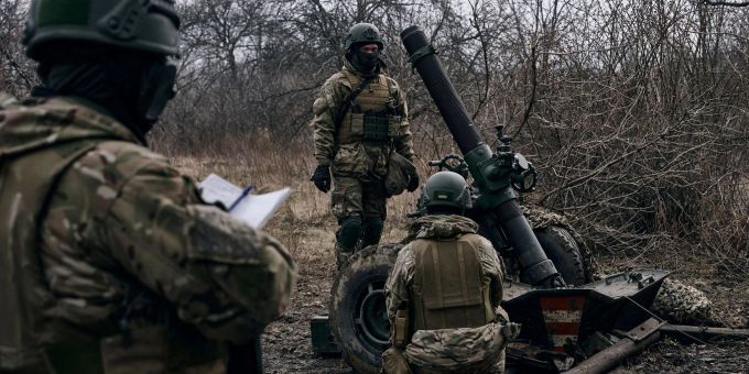 Freiwillige Soldaten bereiten sich nahe Bachmut auf das Feuer auf russische Stellungen vor. Freiwillige Soldaten bereiten sich nahe Bachmut auf das Feuer auf russische Stellungen vor.