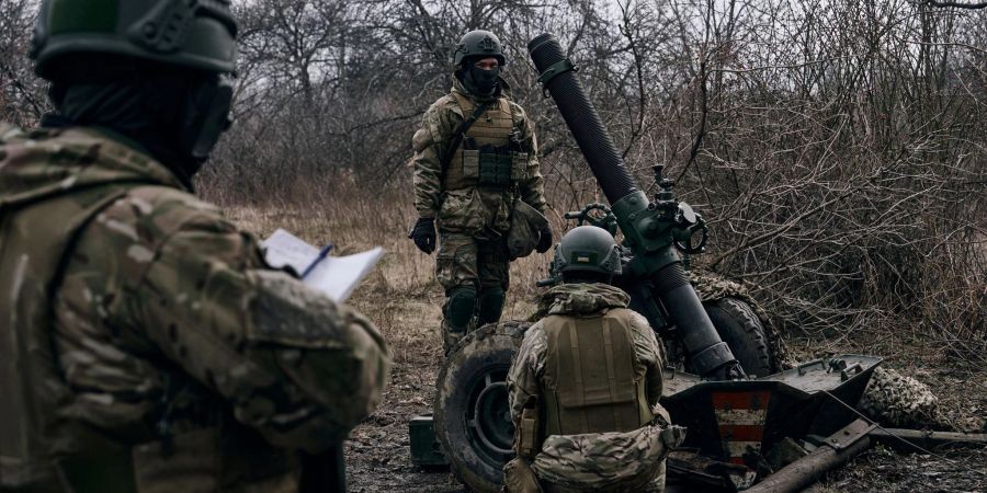 Freiwillige Soldaten bereiten sich nahe Bachmut auf das Feuer auf russische Stellungen vor.