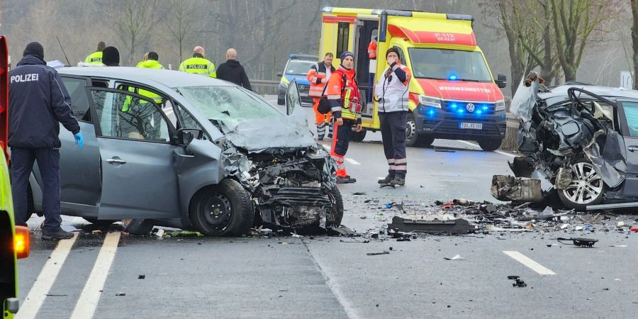 Bei dem schweren Unfall auf der B87 bei Eilenburg in Nordsachsen sind mehrere Menschen ums Leben gekommen. Das teilte eine Polizeisprecherin mit.