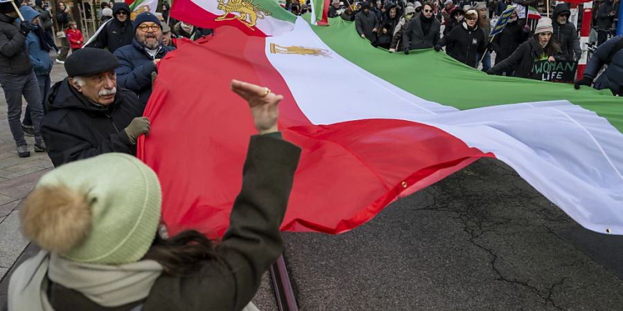 Solidaritätskundgebung für die Protestierenden im Iran in Genf. Der Nationalrat fordert mit einer Motion, dass sich die Schweiz den EU-Sanktionen gegen den Iran anschliesst. (Archivbild)